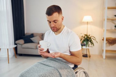 Hap alıyorum. Tekerlekli sandalyedeki engelli evde..