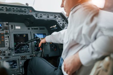 Manzarayı kapat. Yolcu uçağının pilotu. Kalkışa hazırlanılıyor..