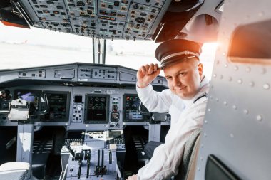Uçuşun kontrolü. Yolcu uçağının pilotu. Kalkışa hazırlanılıyor..