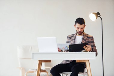 Laptop kullanıyor. Takım elbiseli genç bir iş adamı. Başarı kavramı.