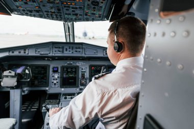 Yolcu uçağının pilotu. Kalkışa hazırlanılıyor..