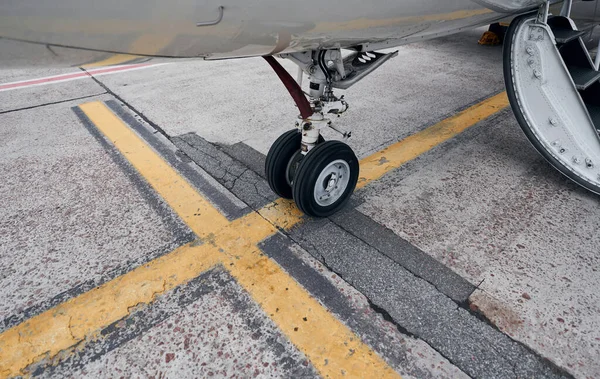 Turboprop Aircraft Parked Runway Daytime — Stock Photo, Image