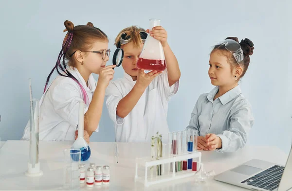 Стоїть Столом Пробірками Діти Білих Халатах Грають Вчених Лабораторії Використовуючи — стокове фото