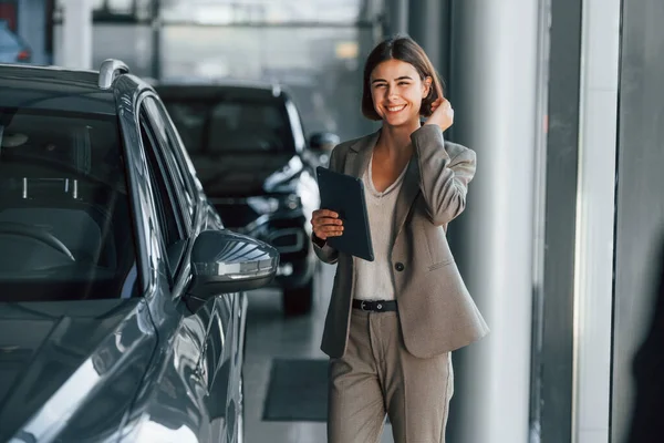 Mujer Está Interior Cerca Marca Automóviles Nuevos Interior — Foto de Stock