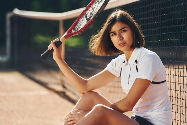 カメラを見てください 女子テニス選手は昼間はコートにいる — ストック写真