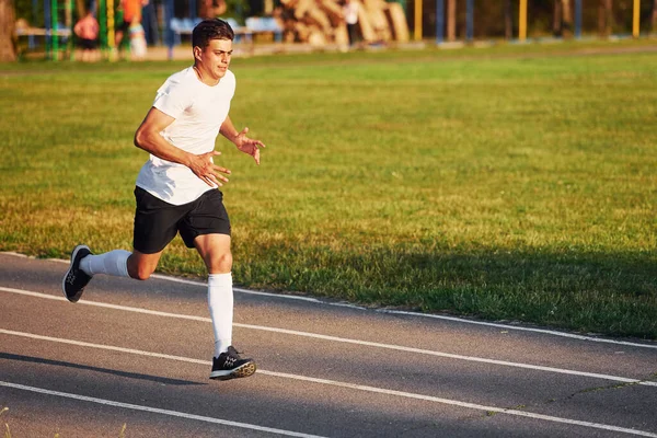 Hombre Uniforme Deportivo Corriendo Pista Durante Día — Foto de Stock