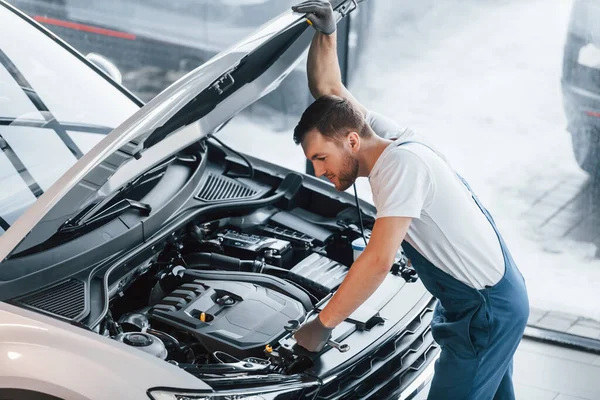 Hood Otevřen Mladý Muž Bílé Košili Modré Uniformě Opravy Automobilů — Stock fotografie