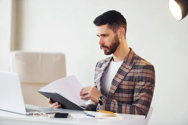 Ofiste Yan Yana Oturuyor Takım Elbiseli Genç Bir Adamı Başarı — Stok fotoğraf