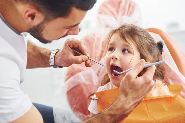 Petite Fille Visitant Dentiste Masculin Clinique Conception Stomatologie — Photo