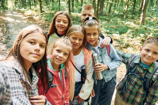 做自拍 夏天的白天 孩子们一起在绿林里 — 图库照片
