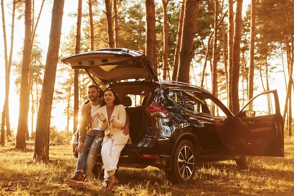 Couple Heureux Debout Extérieur Dans Forêt Avec Automobile — Photo