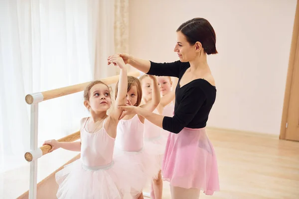 Die Zusammenarbeit Mit Dem Trainer Kleine Ballerinen Bereiten Sich Durch — Stockfoto