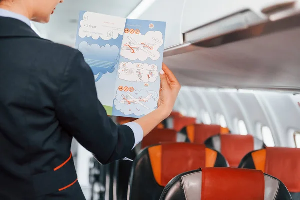 Sostiene Papel Con Instrucitons Joven Azafata Trabajo Avión Pasajeros — Foto de Stock