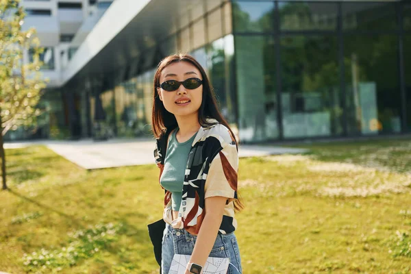 Com Óculos Sol Jovem Mulher Asiática Livre Durante Dia — Fotografia de Stock