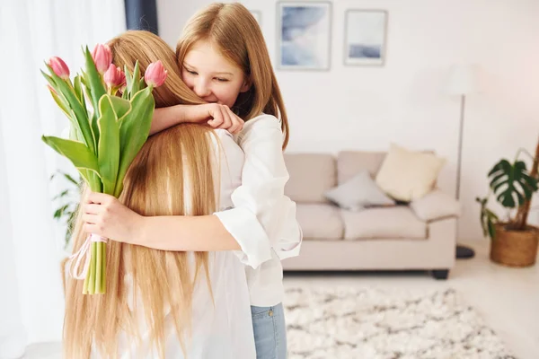 Abbracciamo Giovane Madre Con Sua Figlia Casa Durante Giorno — Foto Stock