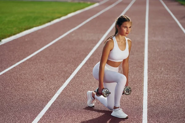 Mit Hanteln Junge Frau Sportlicher Kleidung Trainiert Freien — Stockfoto