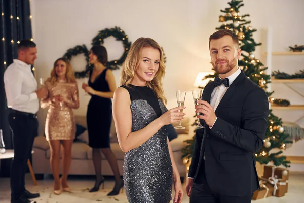 Belo Casal Grupo Pessoas Têm Uma Festa Ano Novo Dentro — Fotografia de Stock