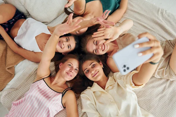 Bekarlığa veda partisindeki bir grup mutlu kadının en iyi görüntüsü..