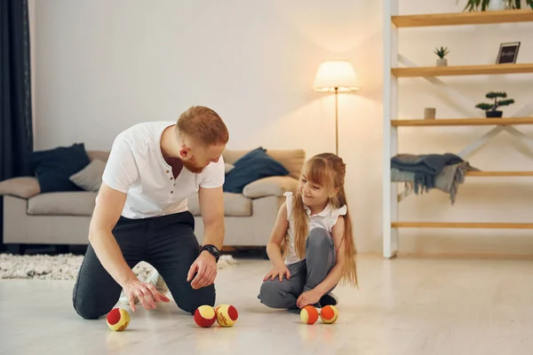 Con Palle Lancio Padre Con Sua Figlia Casa Insieme — Foto Stock