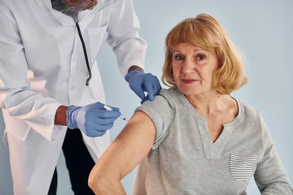 Jeune Médecin Afro Américain Faisant Une Injection Une Femme Âgée — Photo