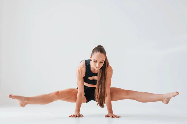 Pie Las Manos Mujer Joven Ropa Deportiva Haciendo Gimnasia Interiores — Foto de Stock