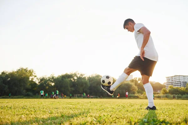 Dělat Různé Triky Mladý Fotbalista Trénink Sportovním Hřišti — Stock fotografie