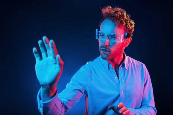 Gafas Con Pantalla Iluminación Neón Joven Europeo Está Oscuro Estudio —  Fotos de Stock