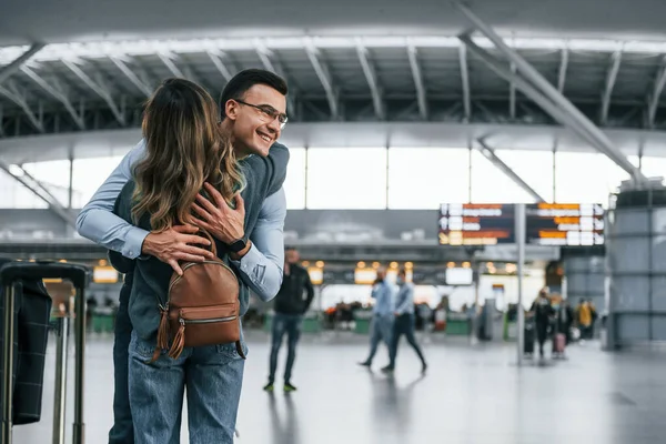 Glückliches Junges Paar Ist Gemeinsam Flughafen — Stockfoto