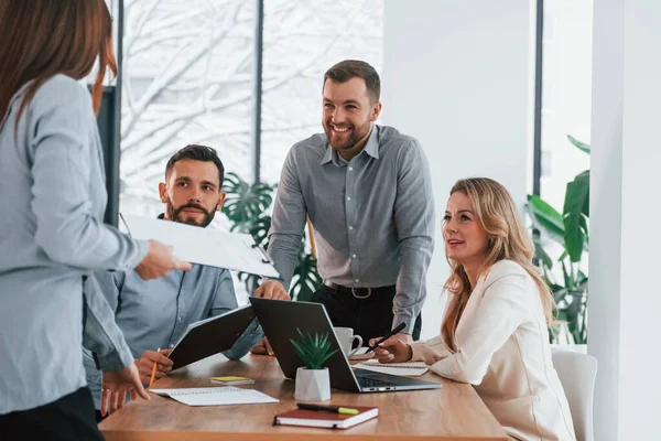 Partilhar Algumas Ideias Grupo Empresários Que Trabalham Projeto Escritório — Fotografia de Stock