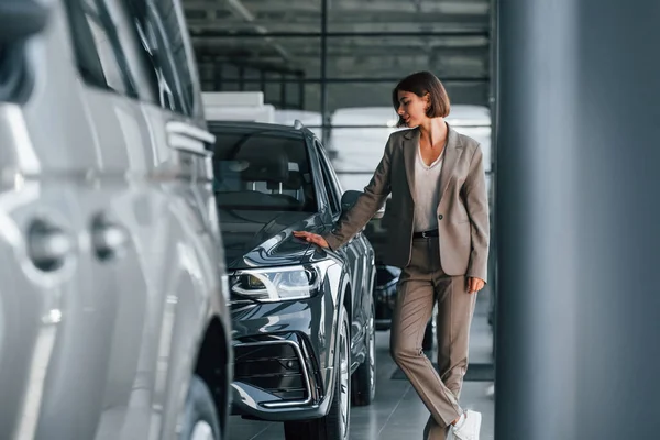 Moderne Technik Frau Befindet Sich Der Nähe Eines Nagelneuen Autos — Stockfoto