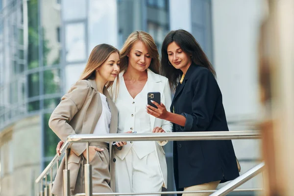 Використовувати Телефон Жінки Офіційному Вбранні Відкритому Повітрі Місті Разом — стокове фото