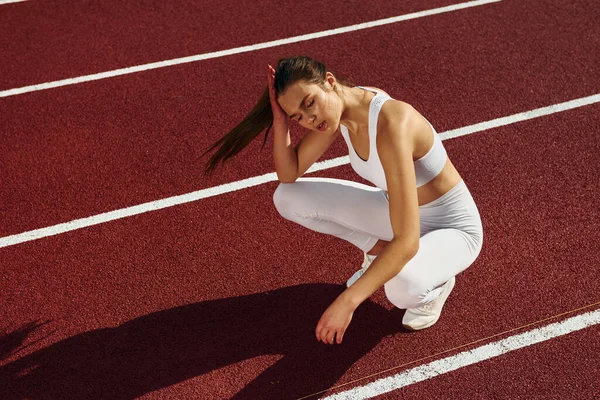 Sitzen Und Pause Machen Junge Frau Sportlicher Kleidung Trainiert Freien — Stockfoto