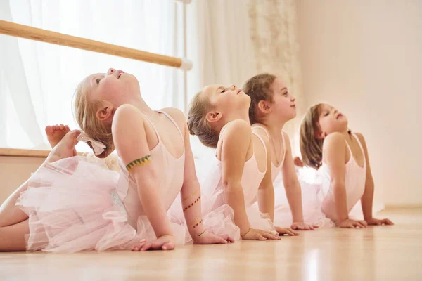 Uitrekken Oefeningen Kleine Ballerina Bereiden Zich Voor Prestaties — Stockfoto