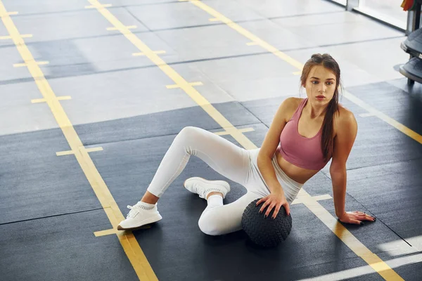 Beyaz Pantolonlu Nce Vücutlu Güzel Bir Kadın Spor Salonunda — Stok fotoğraf