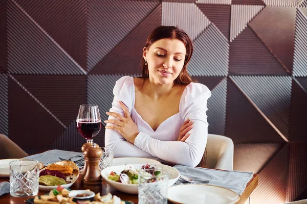 Vrouw Met Wijn Eten Binnenshuis Van Nieuw Modern Luxe Restaurant — Stockfoto