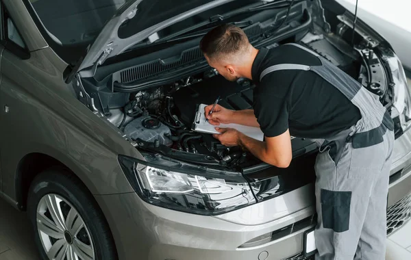 Riparazione Motore Uomo Uniforme Sta Lavorando Nel Salone Automatico Giorno — Foto Stock