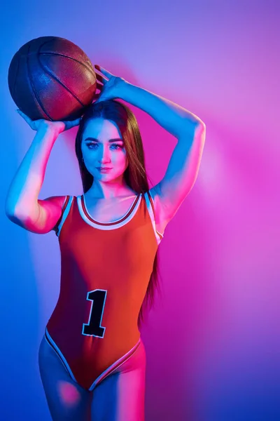 Στολή Μπάσκετ Μοντέρνα Νεαρή Γυναίκα Στέκεται Στο Στούντιο Νέον Φως — Φωτογραφία Αρχείου