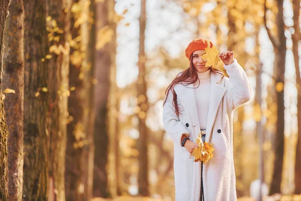 Boina Vermelha Mulher Casaco Branco Divertindo Parque Outono — Fotografia de Stock