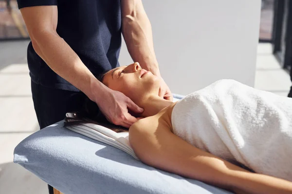 Massaggio Alla Testa Giovane Donna Sdraiata Quando Uomo Facendo Procedura — Foto Stock