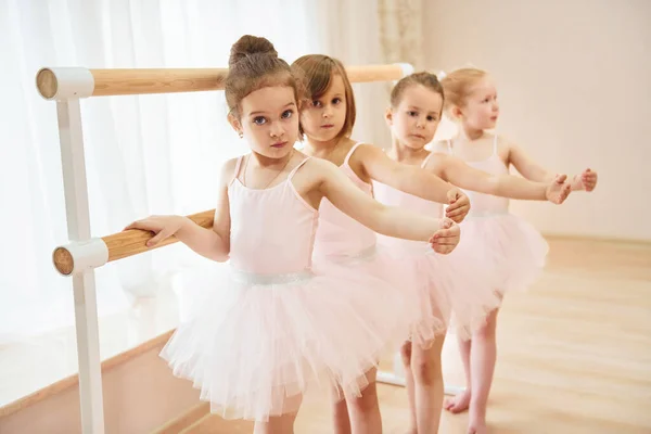 Konzeption Von Kunst Kleine Ballerinen Bereiten Sich Auf Auftritt Vor — Stockfoto