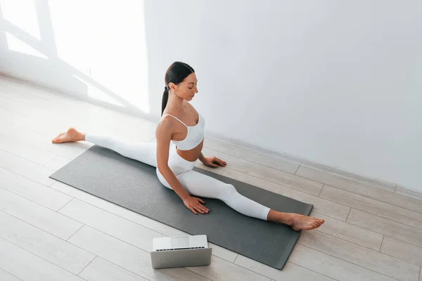 Een Yoga Mat Jonge Blanke Vrouw Met Slanke Lichaamsvorm Overdag — Stockfoto