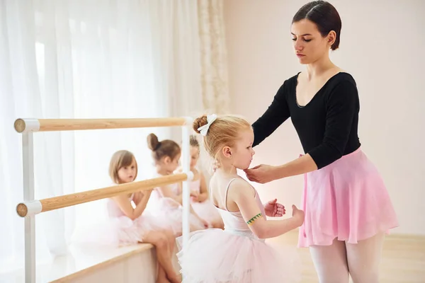 Fixação Postura Pequenas Bailarinas Preparando Para Desempenho Praticando Movimentos Dança — Fotografia de Stock