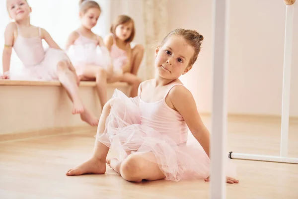 아이들은 바닥에 앉는다 공연을 준비하는 발레리나 — 스톡 사진