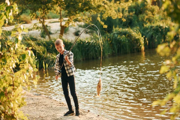 Med Bra Fångst Pojke Avslappnade Kläder Fishion Utomhus Sommaren — Stockfoto