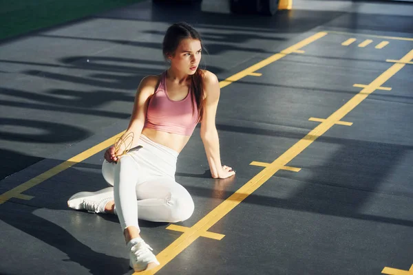 Vor Ort Schöne Junge Frau Mit Schlankem Körperbau Ist Fitnessstudio — Stockfoto
