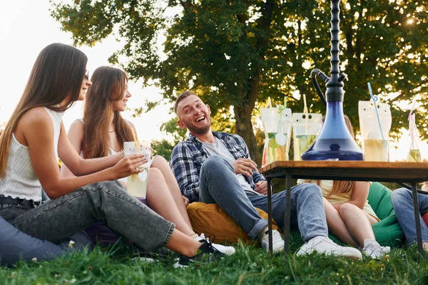 Praten Met Elkaar Groep Jongeren Geeft Overdag Een Feestje Het — Stockfoto