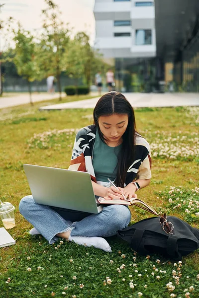 Grama Com Laptop Pernas Jovem Mulher Asiática Livre Durante Dia — Fotografia de Stock