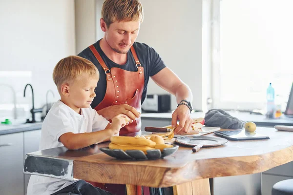 Concezione Cucina Padre Figlio Sono Casa Insieme — Foto Stock