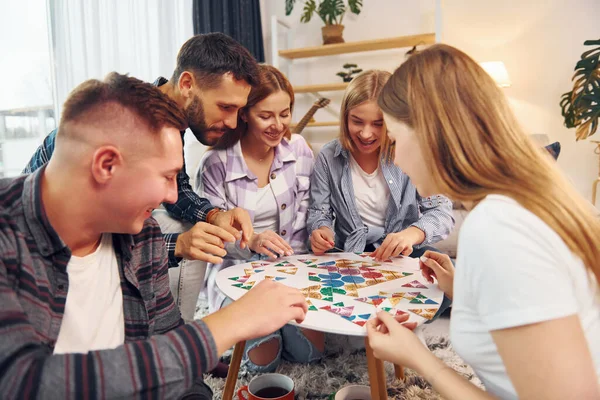 Pusselspel Bordet Grupp Vänner Har Fest Inomhus Tillsammans — Stockfoto