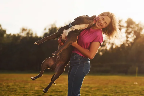 Zewnątrz Boisku Kobieta Luźnych Ubraniach Jest Pit Bull — Zdjęcie stockowe